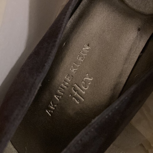 Brand New (never worn) Anne Kline 8 1/2 Women’s Sued High Heals. - Picture 4 of 4